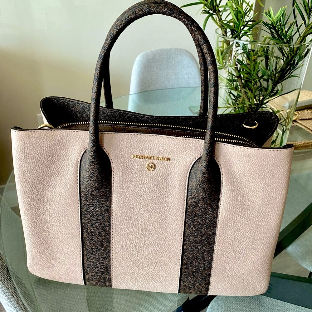 New with tags, never worn Michael Kors crossbody tote w/ ballet pink leather!